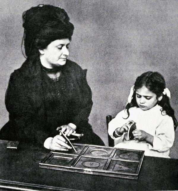 Maria Montessori con una niña